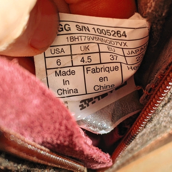 Ugg ankle boots with laces and side zipper - Picture 3 of 5